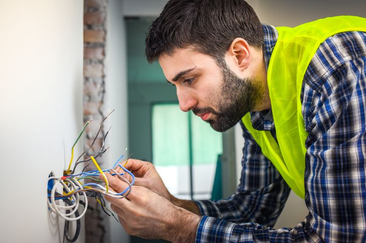 elektryk sprawdzający kable